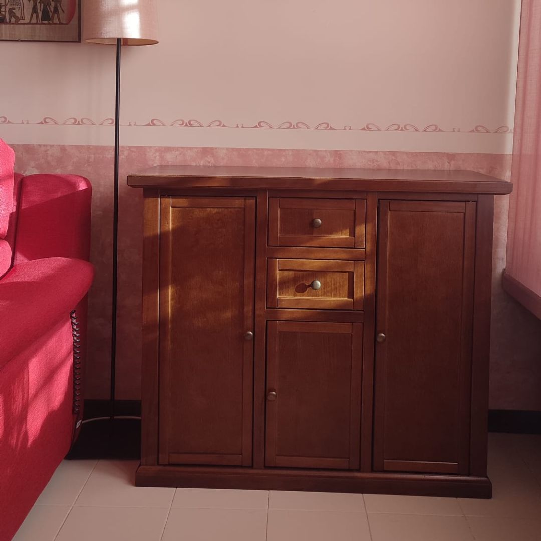 Credenza in legno di pioppo noce scuro, ideale per soggiorno, con finitura classica.